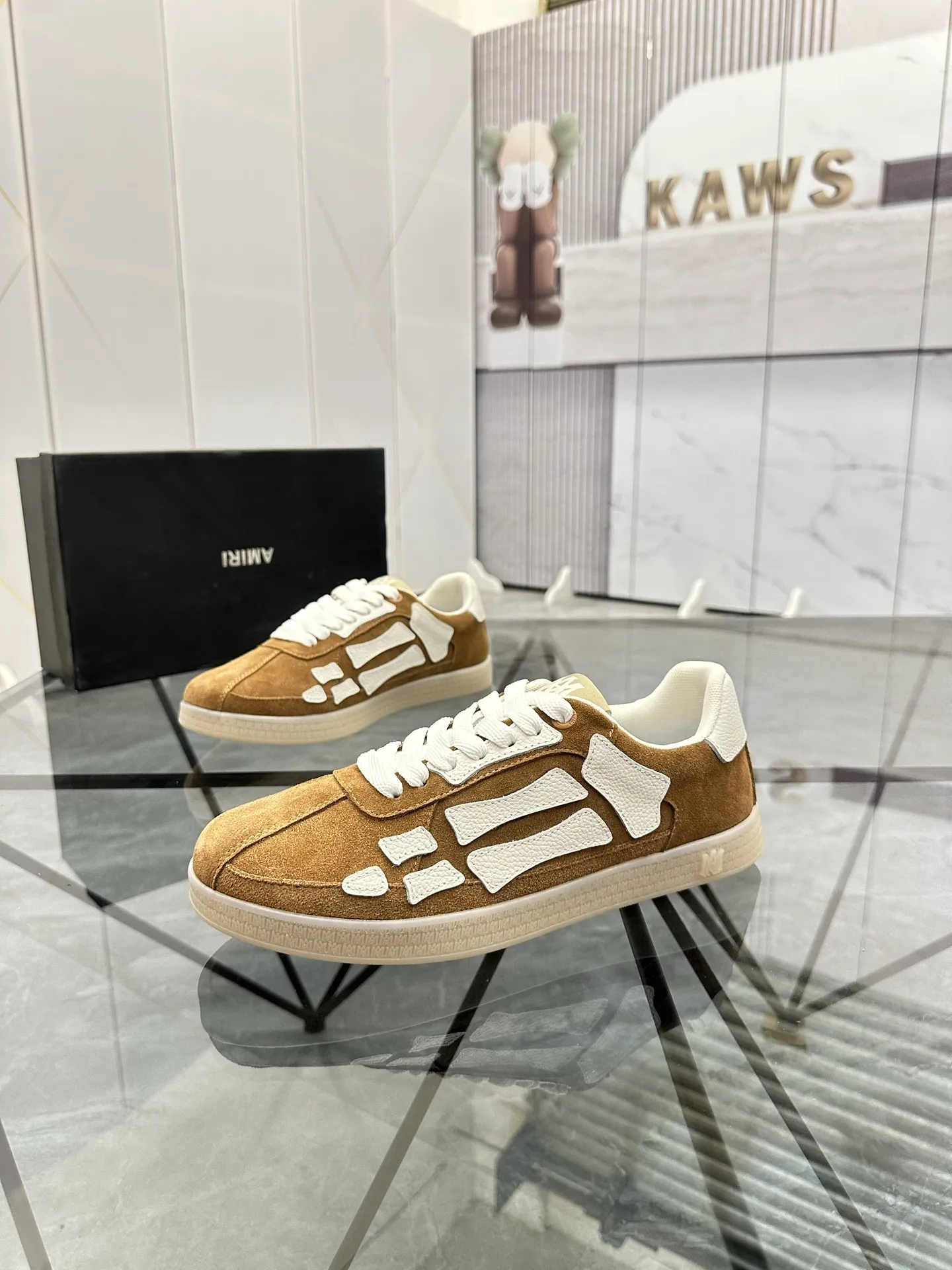 Men's shoes: 💰P420¥ Product trademark: AMIRI* "Amir*" low-top casual shoes Regular size: 38-45 (can be customized to 46) Product material: imported nubuck leather upper, breathable lining, original outsole. Number: 001